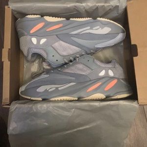 Adidas yeezy 700 interia